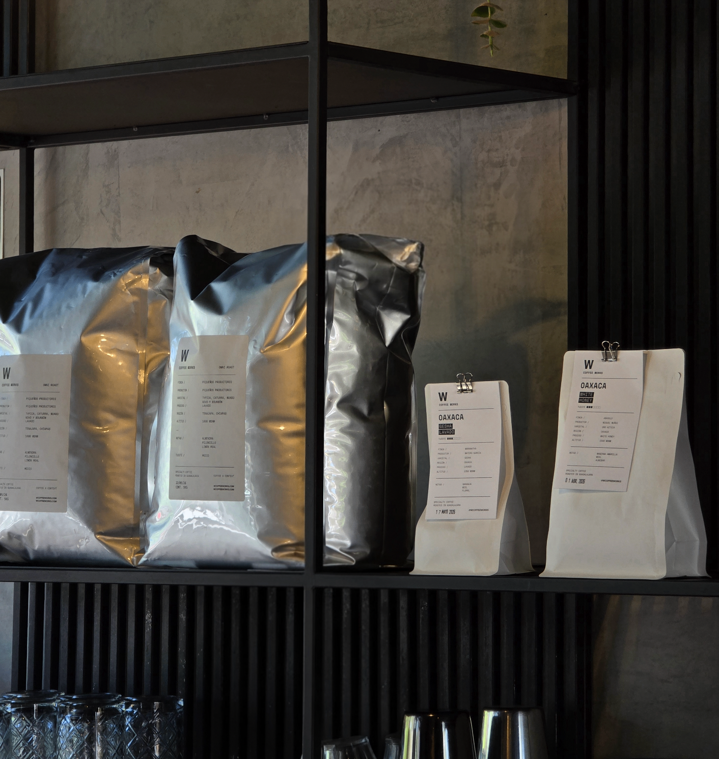Bolsas de café W Coffee Works en estantería
