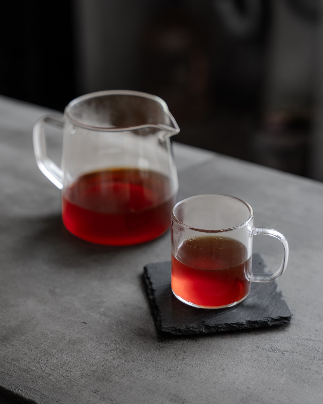 Café filtrado servido en jarra y taza de vidrio